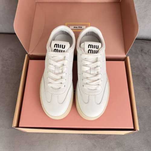 品牌 Miumiu 显瘦又减龄的Miumiu厚底饼干小白鞋 Miu Miu 24Ss 缪缪厚底饼干底 休闲鞋 Miumiu秀场适当独一无二的擦色工艺，来自Miu