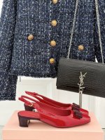 厂价 Ferragamo 菲拉格慕25Aw新品 蝴蝶结后空凉鞋 气质优雅 烂漫又随性的意式风情 上脚舒适又贼好看 时髦精博主们都在争着穿 鞋面采用原版定材质 内