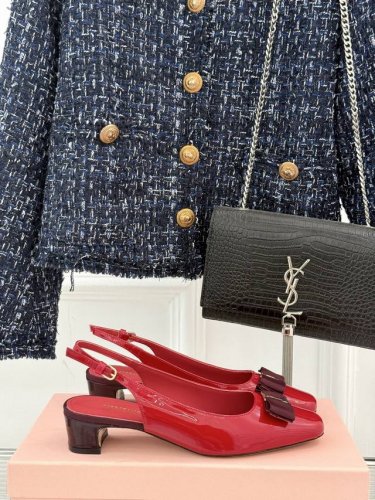 厂价 Ferragamo 菲拉格慕25Aw新品 蝴蝶结后空凉鞋 气质优雅 烂漫又随性的意式风情 上脚舒适又贼好看 时髦精博主们都在争着穿 鞋面采用原版定材质 内