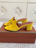 平底 粗跟 代购级 Loro piana Summer Charms Ser LP女士凉鞋拖鞋产品详情：这款绒面羊皮革凉鞋搭配饰有Loro Piana My C