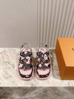 驴家新品 New Arrival Lv春夏厚底漆皮水台凉鞋.单宁色搭配的牛漆皮皮质 也太出彩了 性感舒适 拉满了夏日美鞋能给的满分情绪价值.凉鞋的造型也很乖巧好