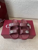 gucci 25Ss 春夏系列Gg菱形 沙滩平底拖鞋 由经典真皮电绣菱形条纹＋配双G金属扣作为品牌的标志性象征制作而成打造令人惊艳的作品焕新演绎！ 面料：原版定