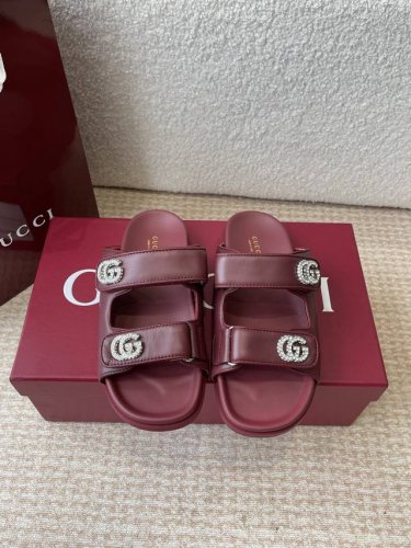 gucci 25Ss 春夏系列Gg菱形 沙滩平底拖鞋 由经典真皮电绣菱形条纹＋配双G金属扣作为品牌的标志性象征制作而成打造令人惊艳的作品焕新演绎！ 面料：原版定