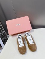 Miumiu缪缪春夏最新走秀款 休闲脏脏鞋 运动小白鞋 国内外博主刷爆的一款，小红书种草系列，复古又时髦上脚美炸了 简约的运动板鞋设计，极具辨识度的鞋舌，打造佛