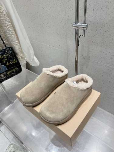 UGG 新款明星同款拼色厚底毛毛拖鞋 半拖 短靴 雪地靴 内里羊毛一体 保暖性能卓越 耐磨橡胶底 鞋子抓地力更好 拥有这一双UGG 让小脚丫在寒冷冬日始终温暖舒