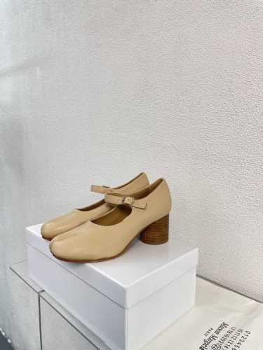玛丽珍单鞋 经典款 大圆头 Mm6 Maison Margiela 原版小牛皮 超高性价比 时尚个性分趾单鞋 炒鸡减龄 大热时尚风格 杏色牛皮 Mm6 Mais