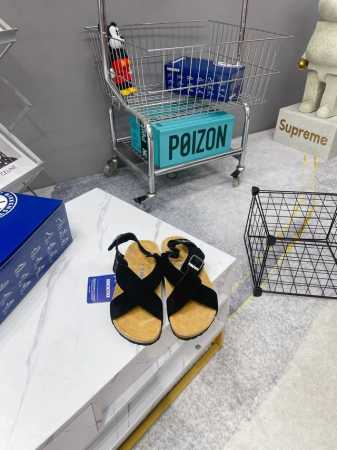 出厂230 官网热卖 Birkenstock 勃肯 软木男款休闲凉鞋外穿Milano系列 勃肯鞋相信不用过多介绍了 经典中的经典 极具特色的人体工学脚床设计 完 - 点击图像关闭