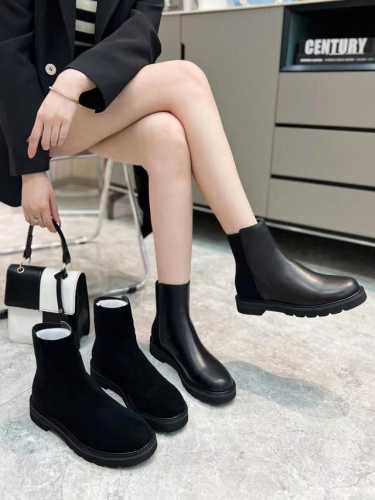 STUART WEITZMAN简称SW 秋冬新品，焕新演绎了经典切尔西靴。休闲的廓形设计搭配奢华这一组合既迷人又随性；再加上弹力侧角板设计和舒适的平底使得这款靴