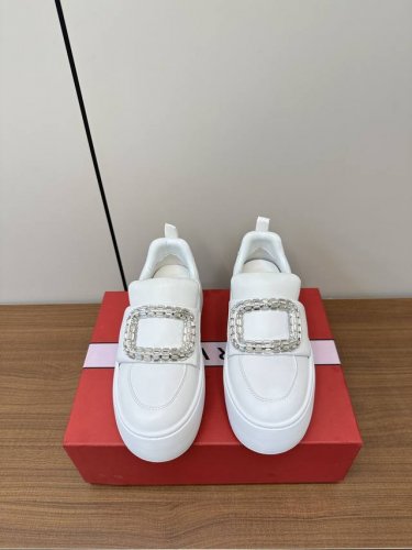 Rogervivier RV 2024ss新款Viv Golf钻扣小白鞋 面包鞋 梦中情鞋RV钻扣小白鞋！轻运动风潮来袭，简便运动鞋以鞋底花型图案令人眼前一亮。