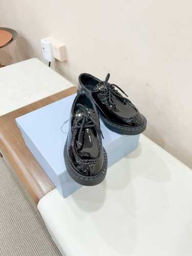 已认证 Prad*普家男款皮鞋 这是一双绅士的厚底皮鞋，可以穿出运动鞋的脚感来，且穿上不想脱下的体验感，也好配裤子，完全是低调中带有高端气质的鞋履，工艺简约不简