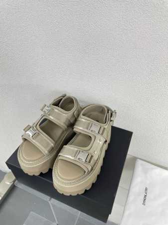 松糕沙滩鞋 Dym*Nlatry 国潮 设计师品牌 沙滩鞋 杏色 国潮时尚不可阻挡 D N这款 厚底松糕 堪称经典 这个品牌的鞋子不用多说 懂的自懂 非常优秀的 - 点击图像关闭