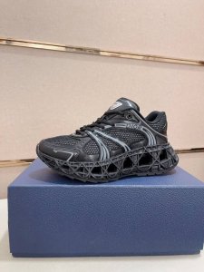 工厂P价 迪奥 Dior 新款运动鞋，顶级新款专柜同步发售，鞋面意大利进口头层牛皮搭配网面，全进口透气内里鞋垫，完全1比1复刻，鞋底：原厂特供原版底，独家活动成
