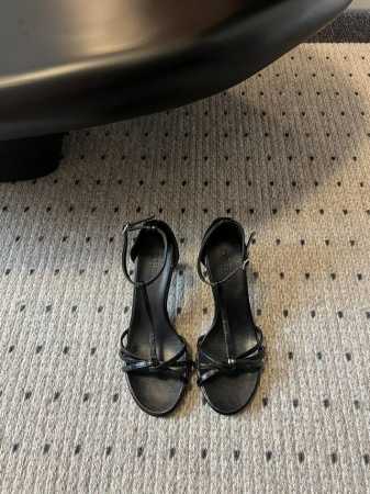 Cotemp 24 春夏绝美凉鞋 Regalo细带凉鞋 这个品牌的鞋真的很难不爱 超精致百搭 夏季一定不能错过的凉鞋 原版1:1订制真丝布 牛皮面料 羊皮内里 - 点击图像关闭