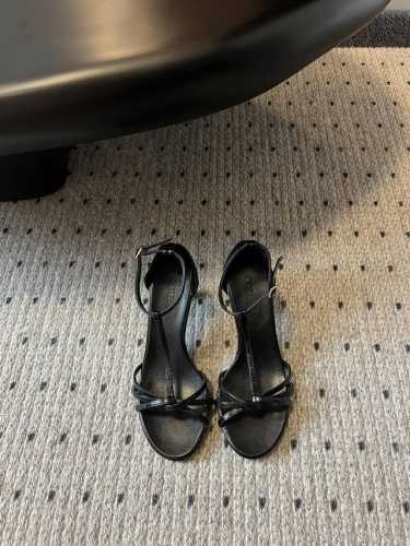 Cotemp 24 春夏绝美凉鞋 Regalo细带凉鞋 这个品牌的鞋真的很难不爱 超精致百搭 夏季一定不能错过的凉鞋 原版1:1订制真丝布 牛皮面料 羊皮内里