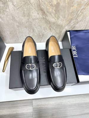 dior 迪奥 男士精品乐福鞋，这款 Dior Granville 乐福鞋是男装系列新品，彰显都市风范。采用棕色粒面牛皮革精心制作，搭配对比鲜明的缉面线，鞋面饰