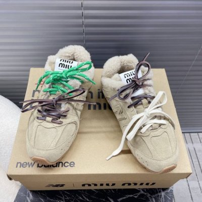 Miumiu x New Balance 联名款NB运动鞋~~ 这双与New Balance 联名情侣款运动球鞋，羊毛鞋~~ 2024走秀场曝光、非常留行的美拉