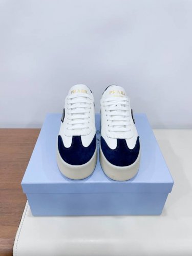 prad* p家25Ss春季休闲鞋系列 厚底牛皮休闲鞋 原版1:1定制，今年最潮的三角标一脚蹬英伦风复古情侣小白鞋，众多网红上脚，这款鞋，牛皮拼色，注塑三角字母