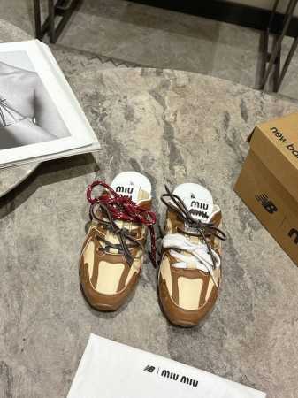 380 Miu Miunew Balance 530 缪缪丨纽巴伦联名Ss25春夏系列复古运动鞋半拖 网上已经吹爆了这个款！超级复古到心里了吧 以双色鞋带样式呈 - 点击图像关闭