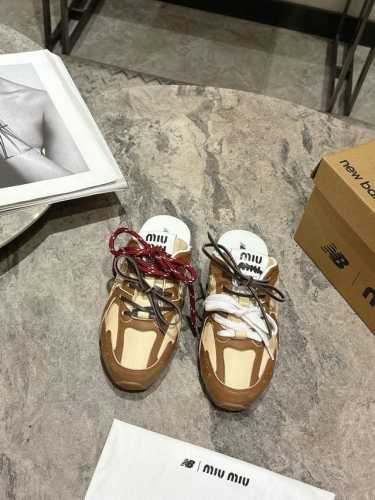 380 Miu Miunew Balance 530 缪缪丨纽巴伦联名Ss25春夏系列复古运动鞋半拖 网上已经吹爆了这个款！超级复古到心里了吧 以双色鞋带样式呈
