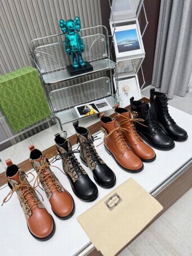 gucci古琦最新款 专柜同步上新 经典款型透过标志性的品牌元素焕发新的活力 拉链绷带设计容易穿脱 面料头层牛皮 里垫脚全羊皮 四色可选 尺码 35-42 出厂