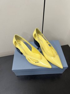 Prada 25ss 早春新款绝美尖头跟鞋 时尚界久违的极简之美经典时尚配色 毫不费力的优雅风来袭 时髦 精致 绝美 包头尖头 开边珠外穿时尚气质简约新款日常拖
