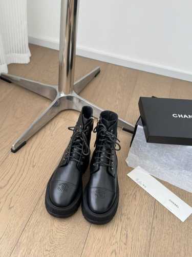 Chanel 小香24K新品短靴 原版1:1复刻 经典中的经典 无论搭配裤装还是裙装都是完美 小圆头的设计很好的修饰脚型 小仙女们必备！ 鞋面采用进口小牛皮 内