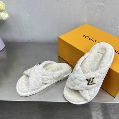 高品质p 热潮款p Lv毛拖 官网同步：专柜品质！我家只做全真皮羊羔毛 一款p巨型潮流的秋冬厚底叉带毛拖，多色系列让它成为了一道靓丽的风景线，超舒服、奢华的羊毛 - 点击图像关闭
