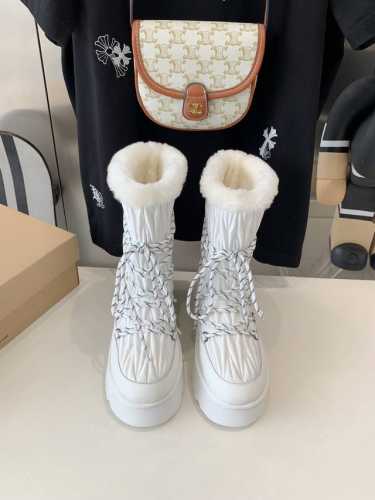 出厂价 UGG 24ss新款小马丁 独特的保暖设计 鞋面采用上头层丝绸牛皮等弹力布刺绣，超暖真羊毛内里 时尚百搭元素 升级版独家私模防滑防踢发泡特别轻 独特的前