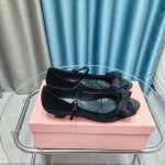 出厂价 Miu Miu 2024新款春夏玛丽珍单鞋 蝴蝶结天鹅绒淑女范 低跟鞋 一眼看上miumiu这双高跟鞋，上脚果然更惊艳，镂空一字带单鞋 也是采用拼色设计