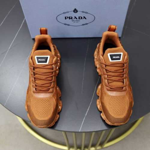 出厂价Pp： 品牌：普拉达Prada 标准码：38-44 45订做 等级：官网同款 材料：原版皮料拼接品牌布匹 舒适透气内里 轻便耐磨运动大底 款式类别：男士时