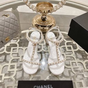 chanel 小香2025Ss春夏最新走秀时装 链条装饰 顶级品质 精确到1 1 轻奢而不累脚 上脚可随意搭配春夏的服饰 更加彰显质感和品味 简约中带奢华的外观