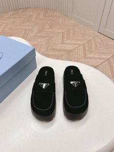 最新系列！Prada 普拉达2025春夏新款厚底凉鞋 三角扣面包包头半拖鞋 最新走秀系列 经典升级 舒适度与时髦度并存 每个颜色搭配都好看，设计搭配不同风格需求