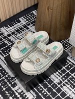 25Ss春夏新款Chanel小香魔术贴松糕底沙滩凉拖鞋厚底凉鞋夏日多巴胺沙滩鞋被各大博主点名沙滩拖鞋真的是超级爱了，上脚无敌好看简直万种搭配，随意穿搭拿捏的稳稳