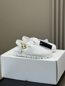 prada Ss25 新款三角标编织勃肯鞋 P家25春夏勃肯鞋新品，好看有好穿的单品，三角标加持，高级感拉满，降维打击一众勃肯单品 哈哈哈哈，好看 可入！ 鞋面