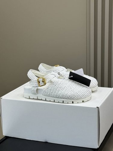 prada Ss25 新款三角标编织勃肯鞋 P家25春夏勃肯鞋新品，好看有好穿的单品，三角标加持，高级感拉满，降维打击一众勃肯单品 哈哈哈哈，好看 可入！ 鞋面