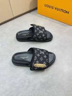 louis Vuitton 路易威登 -高端品质 原单休闲凉拖鞋 -鞋面：品牌图腾布匹、空压品牌Logo、车包边工艺、魔术贴 -内里：环保皮 -大底：超轻Tpu
