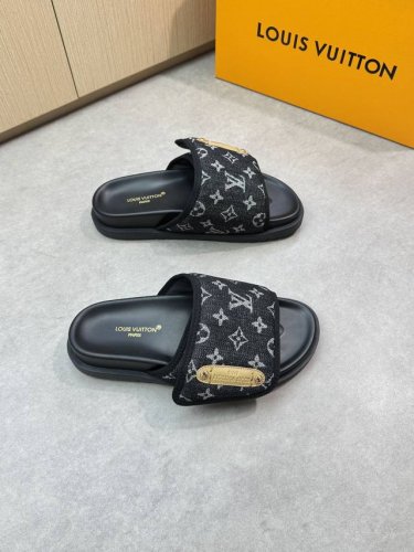 louis Vuitton 路易威登 -高端品质 原单休闲凉拖鞋 -鞋面：品牌图腾布匹、空压品牌Logo、车包边工艺、魔术贴 -内里：环保皮 -大底：超轻Tpu