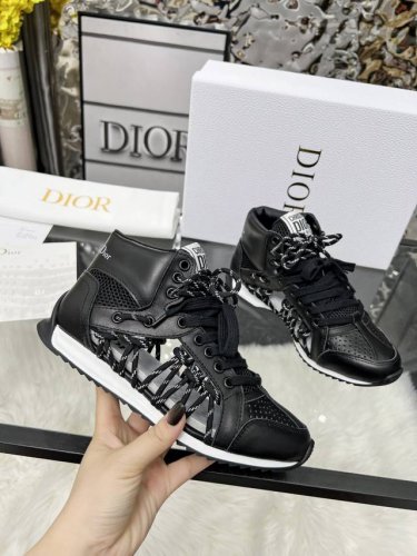 这款 Dior First高帮运动鞋是本季新品，于迪奥二零二五春夏成衣系列发布秀精彩亮相，以Dior 的高订视角重新诠释运动服饰经典标识。黑色和白色牛皮革搭配白