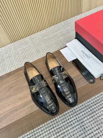 Balmain巴尔曼商务皮鞋 采用进口漆皮搭配鳄鱼纹面料，搭配真皮鞋底，鞋垫、鞋垫均有专属标志，牛皮内里让鞋子穿在脚上时尚又舒适。 码数：39-44，38.45 - 点击图像关闭