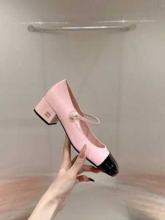 Miu Miu 缪缪 25 早春新品 专柜主打最新走秀款 珍珠扣复古玛丽珍粗跟单鞋缪家高货 顶级工艺打造精品质感 无敌舒适 绝对是一见钟情款！时尚百搭，人手必备 - 点击图像关闭