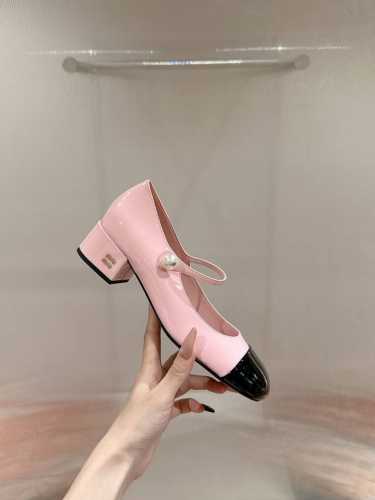 Miu Miu 缪缪 25 早春新品 专柜主打最新走秀款 珍珠扣复古玛丽珍粗跟单鞋缪家高货 顶级工艺打造精品质感 无敌舒适 绝对是一见钟情款！时尚百搭，人手必备