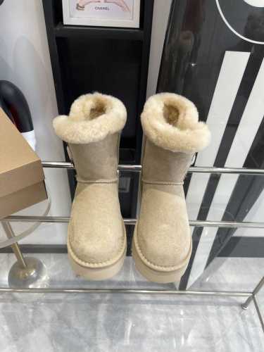 UGG 24ss 秋冬季人手必备单品雪地靴 搭配系数也是百分百 炸好看 比较设计的款，随心所欲 雪地靴显腿细 百搭单品 时尚感十足穿上气场爆涨 瞬间拉长腿型 鞋
