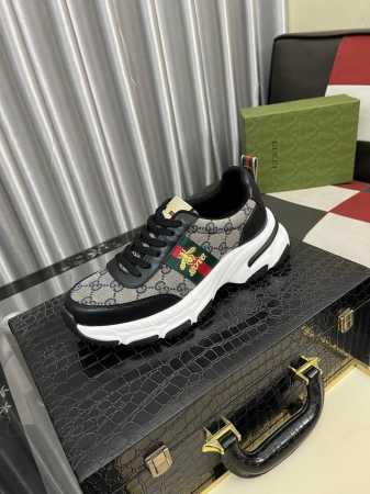 出厂价pp： 古奇Gucci* 最新爆款休闲鞋，顶端品牌奢侈～代购，顶级～质量。鞋面選用进口透气牛皮搭配材质透气羊皮垫脚 精细做工。原版个性时尚柔软橡膠耐磨防滑 - 点击图像关闭