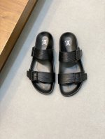 路易威登面包拖 又一爆款最新 Lv一出即巅峰的超爆款的老花拖鞋面包的脚感 软绵绵的超舒服 魔术贴的设计宽宽的可以显的脚好瘦好好看 夏天最爱 这个设计太时尚了 酷