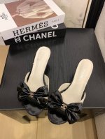 25 专柜 正品级 版本！！ 官方目录： 码数：35、36、37、38、39 34 40 41 需要定做跟客服 沟通 均配有意大利正品包装