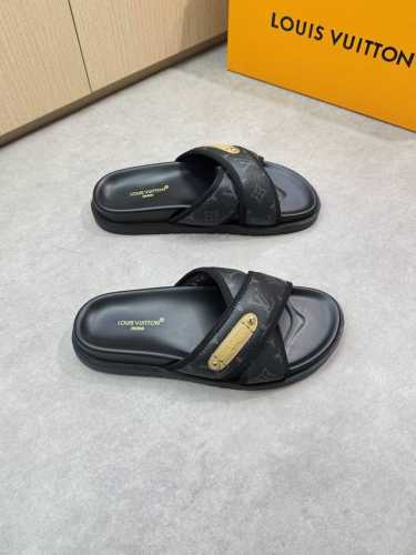 louis Vuitton 路易威登 -高端品质 原单休闲凉拖鞋 -鞋面：品牌图腾Pvc皮料、空压品牌Logo、车包边工艺 -内里：环保皮 -大底：超轻Tpu水