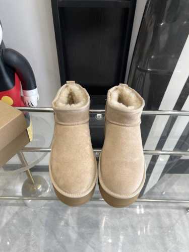 UGG 24ss 秋冬季人手必备单品雪地靴 搭配系数也是百分百 炸好看 比较设计的款，随心所欲 雪地靴显腿细 百搭单品 时尚感十足穿上气场爆涨 瞬间拉长腿型 鞋
