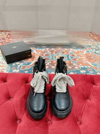 Rickowens 欧文斯x Dr.Martens联名款绑带厚底增高马丁靴，全黑look暗黑系是真的又帅又高级，这双 Rick Owens的马丁靴真的超级好看， - 点击图像关闭