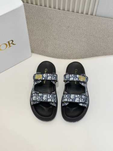 出厂价p 这款 Dioract凉鞋采用蓝色格纹布提花面料等材质精心制作，饰以米白色酒椰草 Oblique 印花，时尚摩登。贴合脚型的内底以轻盈舒适的皮革制作，搭