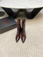 出厂 AS98靴子是一款来自意大利OLIP制鞋集团的旗下品牌，该品牌注重时尚感和设计感，以其独特的手工擦色和做旧工艺而著称。 鞋子采用原版进口皮料，独家开模鞋跟